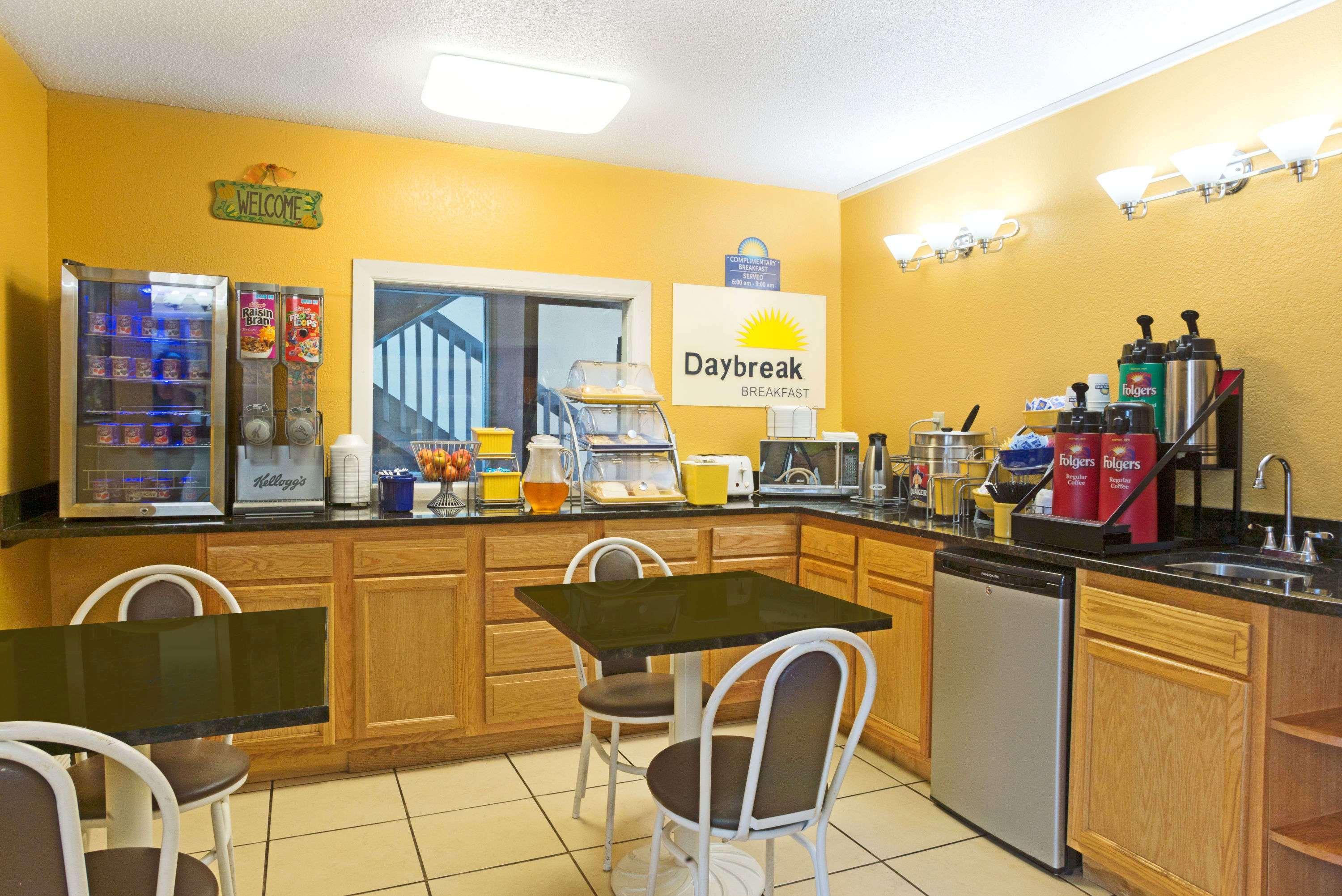 Days Inn By Wyndham Indianapolis East Post Road Dış mekan fotoğraf