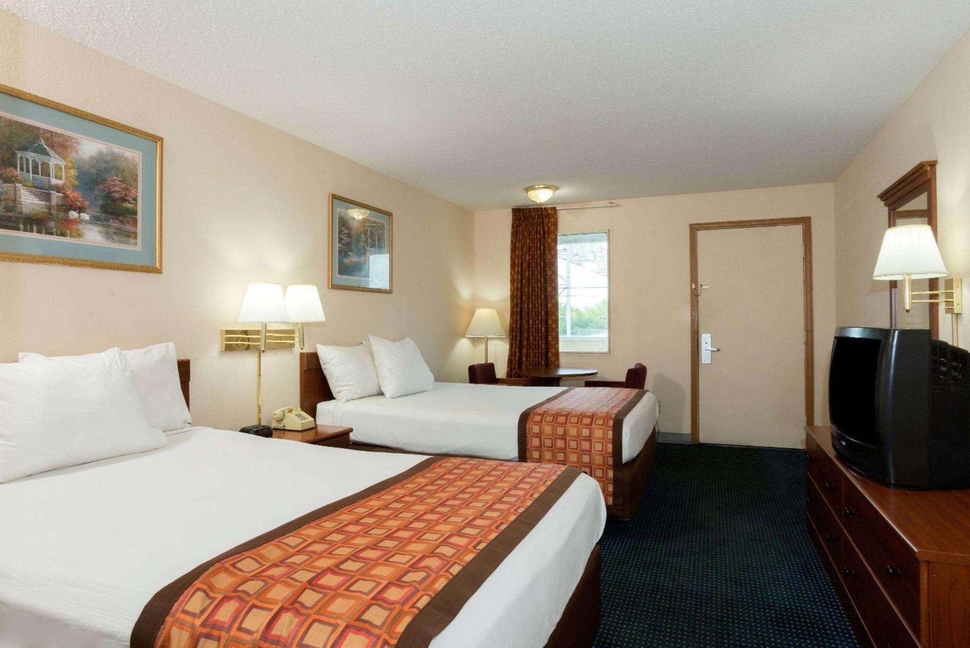 Days Inn By Wyndham Indianapolis East Post Road Dış mekan fotoğraf