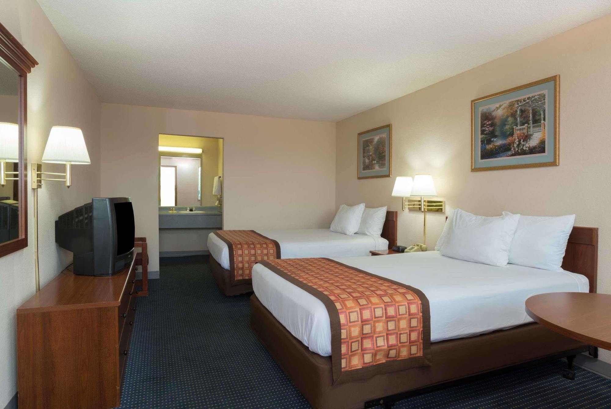 Days Inn By Wyndham Indianapolis East Post Road Dış mekan fotoğraf